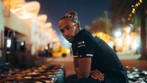 Hamilton se saltará el reglamento de la FIA para conservar sus piercings