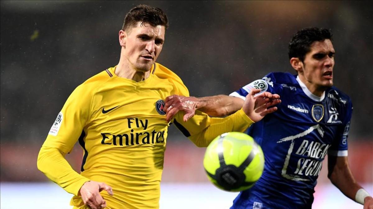 Meunier, en una acción del partido disputado ante el Troyes Meunier, en una acción del partido disputado ante el Troyes
