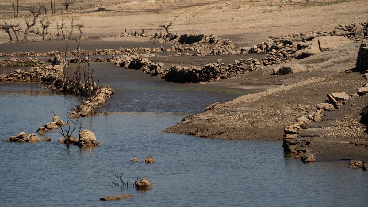Embalse de Almendra en la zona del pueblo de Argusino. Embalse de Almendra en la zona del pueblo de Argusino.