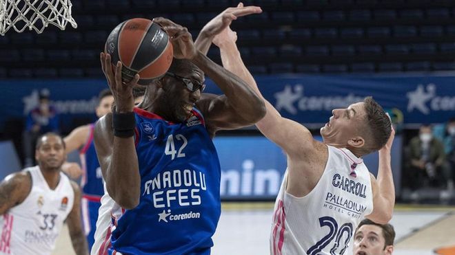 El Efes pasó por encima del Madrid en el primer partido del play-offs El Efes pasó por encima del Madrid en el primer partido del play-offs