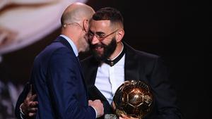 Benzema recibe de Zidane el Balón de Oro