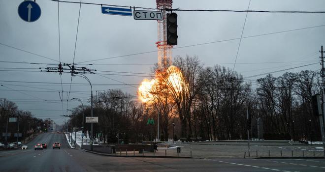 Bombardeo inminente: Rusia destruye la torre de televisión de Kiev y avisa de nuevos ataques