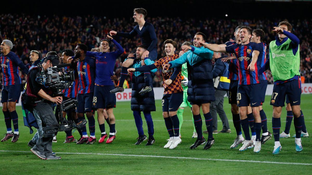 Jordi Alba encumbró a Gavi durante la celebración por la victoria en el clásico con la grada de animación blaugrana Jordi Alba encumbró a Gavi durante la celebración por la victoria en el clásico con la grada de animación blaugrana