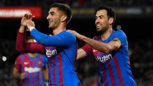Ferran Torres celebra con Busquets el segundo gol del Barça ante Osasuna