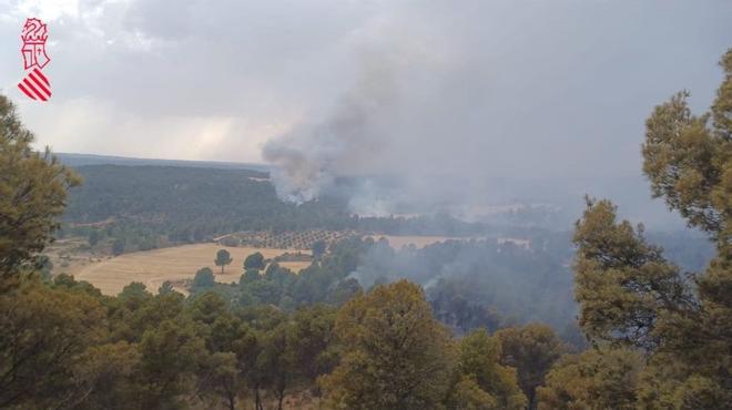 Incendio en Venta del Moro | La lluvia actúa de aliada y frena el avance de las llamas hacia las Hoces del Cabriel