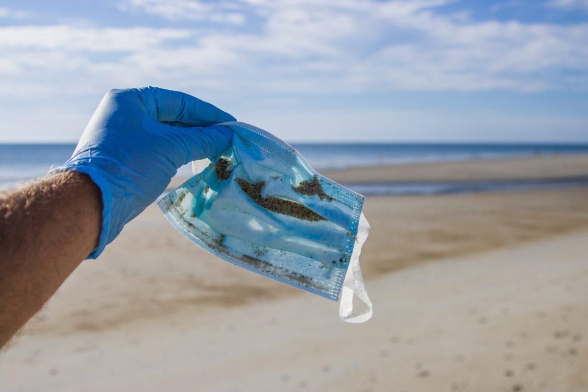 Una sola mascarilla libera 1,5 millones de microplásticos al mar Una sola mascarilla libera 1,5 millones de microplásticos al mar