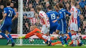 El 0-1 para el Chelsea lo marcó Willian sorprendiendo a la defensa y portero del Stoke City