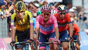 Primoz Roglic (Jumbo-Vismo), Richard Antonio Carapaz (Movistar) y Vincenzo Nibali (Bahrain Merida) en el pasado Giro Primoz Roglic (Jumbo-Vismo), Richard Antonio Carapaz (Movistar) y Vincenzo Nibali (Bahrain Merida) en el pasado Giro