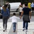 Imagen de archivo de una familia paseando por el centro de Oviedo.