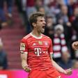 Müller celebra su tanto ante el Stuttgart