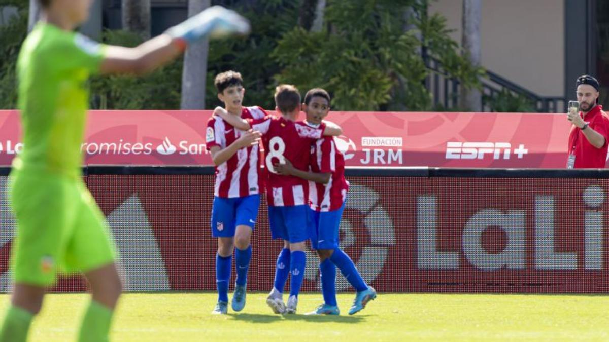 Los jugadores del Atlético celebran un gol contra el Valencia