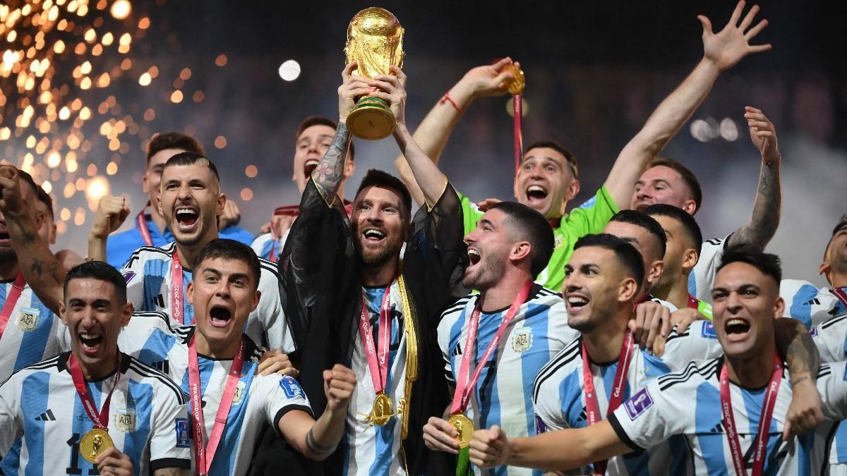 Argentina campeón | ¿Qué llevó Messi puesto mientras levantó la copa del Mundo?