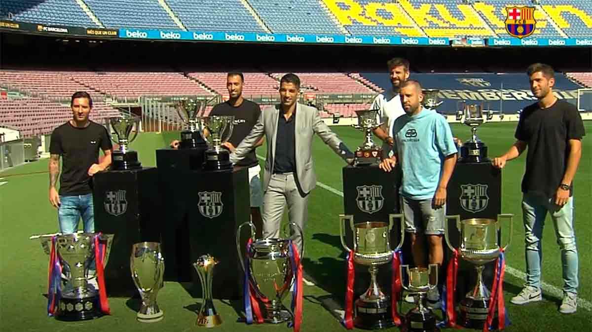 Luis Suárez posó con sus compañeros de vestuario y los 13 trofeos ganados en seis años