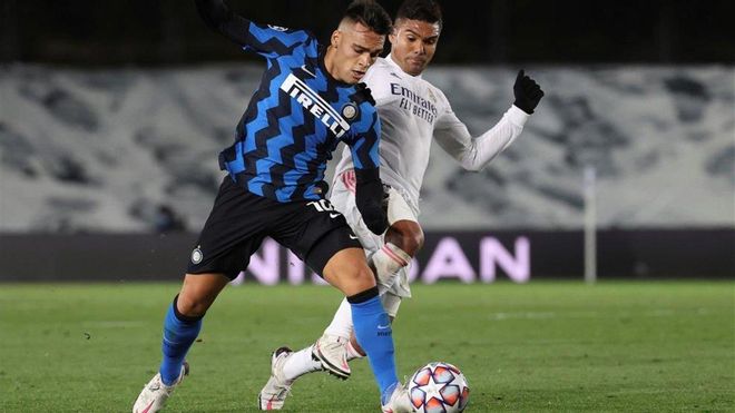 El delantero argentino del Inter de Milán, Lautaro Martínez, con el balón ante el centrocampista brasileño del Real Madrid, Casemiro, durante el encuentro de la Liga de Campeones disputado en el estadio Alfredo Di Stefano El delantero argentino del Inter de Milán, Lautaro Martínez, con el balón ante el centrocampista brasileño del Real Madrid, Casemiro, durante el encuentro de la Liga de Campeones disputado en el estadio Alfredo Di Stefano