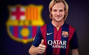 Rakitic posando con la camiseta del Barça. Rakitic posando con la camiseta del Barça.