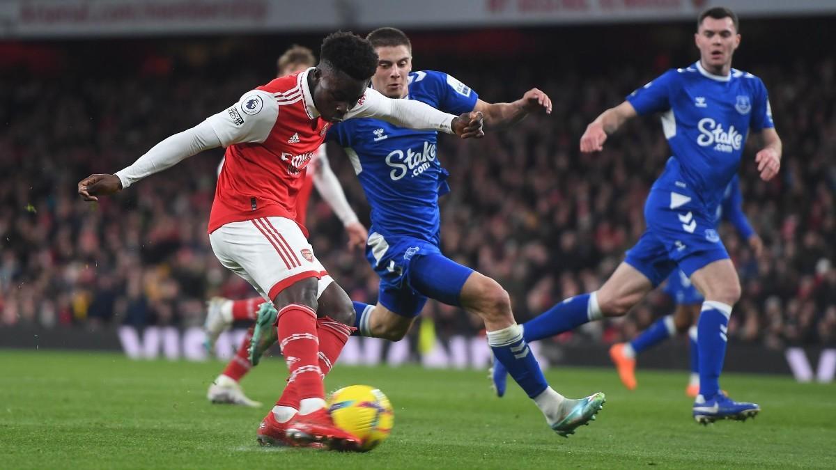 Bukayo Saka, jugador del Arsenal, anotó con este derechazo el 1-0 ante el Everton