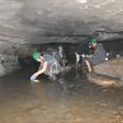 Investigadores en la cueva donde se hallaron los microplásticos