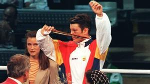 Faustino Reyes luce orgulloso su medalla de plata en los Juegos de Barcelona