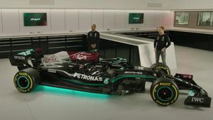 Hamilton y Bottas, junto al nuevo monoplaza de Mercedes para el Mundial 2021 Hamilton y Bottas, junto al nuevo monoplaza de Mercedes para el Mundial 2021