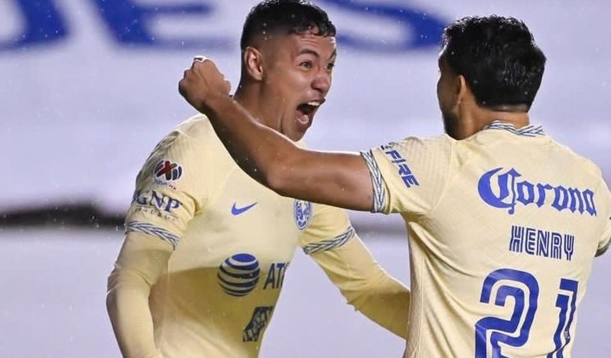 Emilio Lara, del América mexicano, celebra un gol.