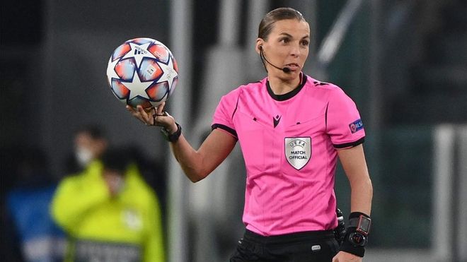 Stéphanie Frappart, en un partido de Champions League Stéphanie Frappart, en un partido de Champions League