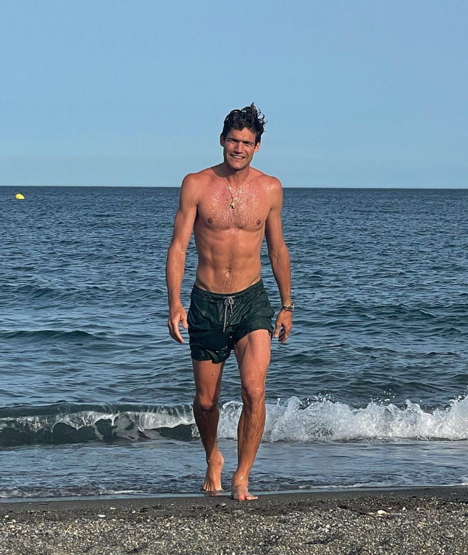 Marcos Alonso, en la playa alejado de los rumores