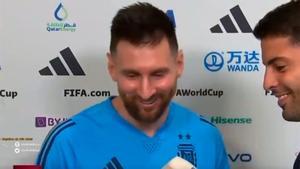 La mirada y sonrisa de un hombre feliz: a Messi se le cae la baba viendo cómo sus hijos celebran su gol a Australia