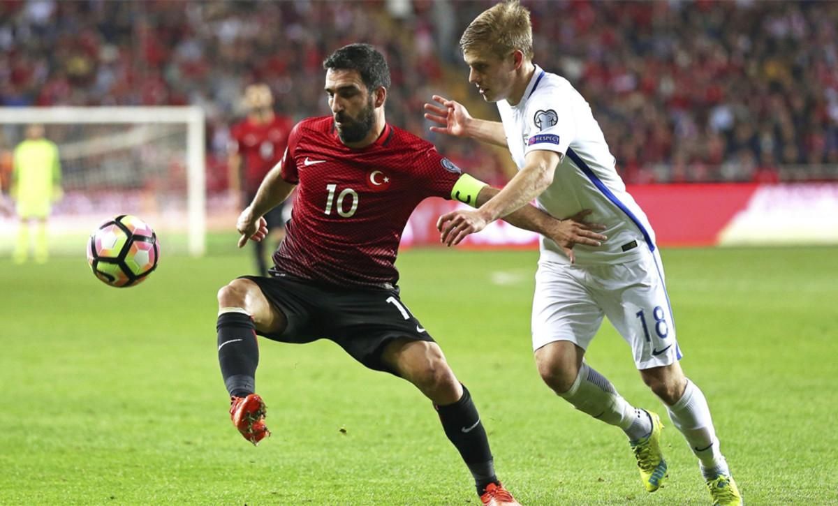 Arda Turan y Jere Uronen dosìtan el balón en el Turquía-Finlandia de la fase previa del Mundial de Rusia 2018 Arda Turan y Jere Uronen dosìtan el balón en el Turquía-Finlandia de la fase previa del Mundial de Rusia 2018