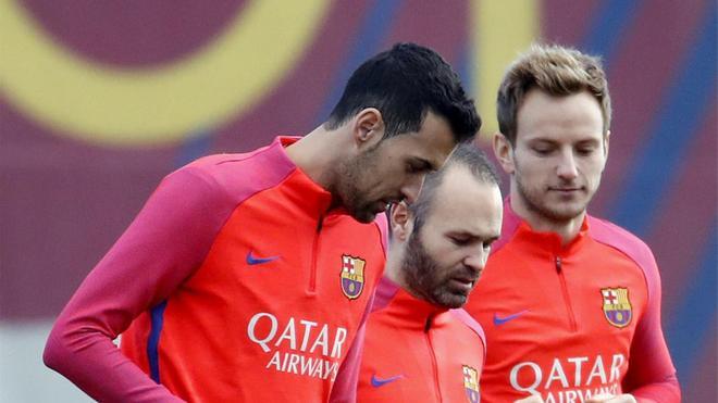 Busquets, Iniesta y Rakitic en el entrenamiento del FC Barcelona