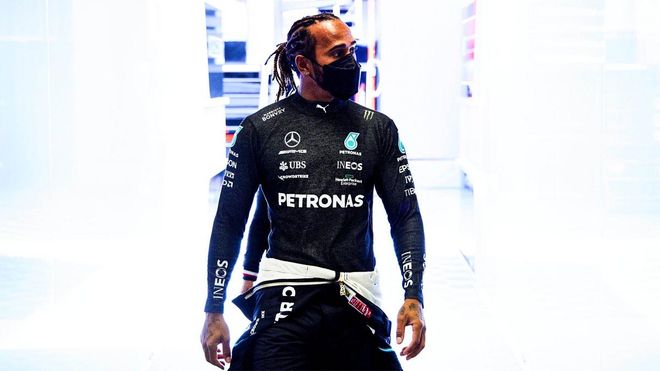 Lewis Hamilton, en el box de Mercedes Lewis Hamilton, en el box de Mercedes