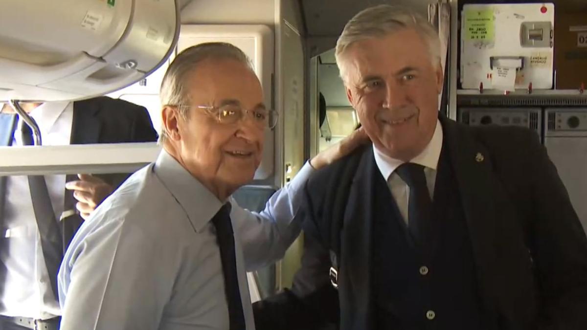 Florentino Pérez saluda a los jugadores del Real Madrid en el avión de camino a París