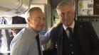 Florentino Pérez saluda a los jugadores del Real Madrid en el avión de camino a París