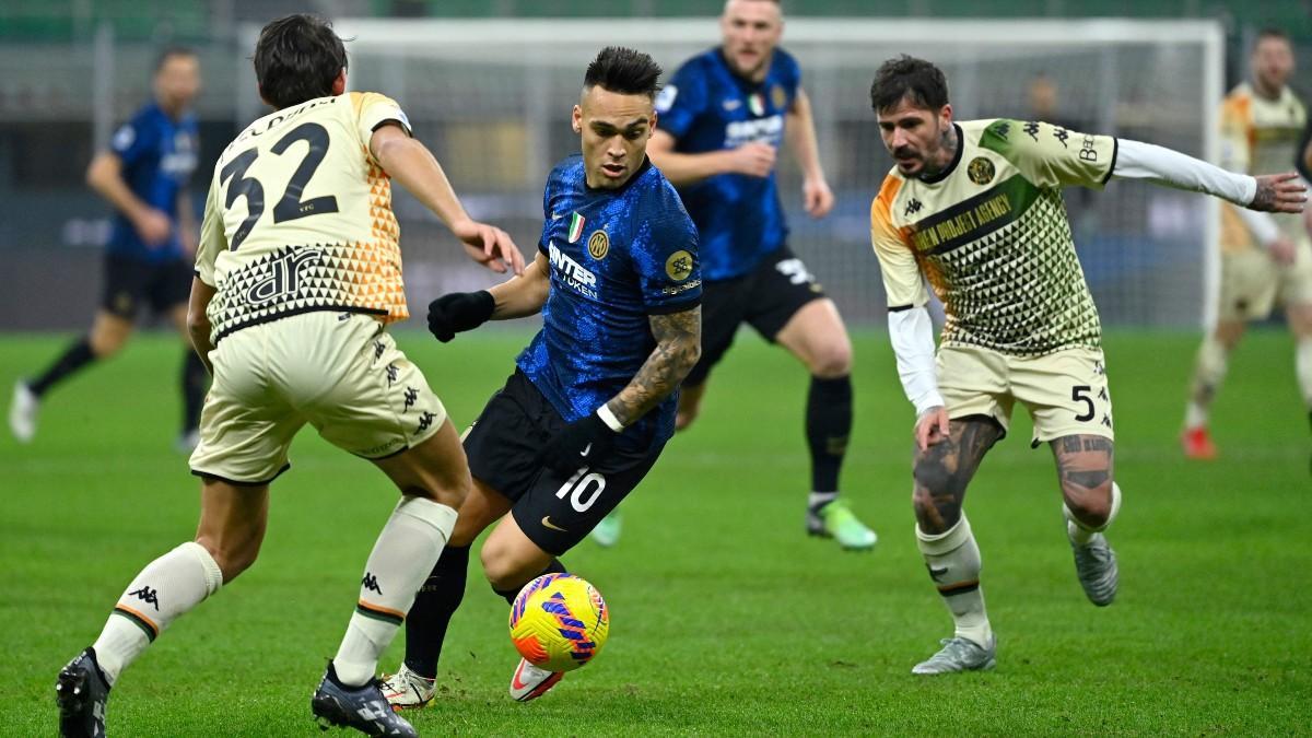 Lautaro Martínez, rodeado de rivales en el encuentro liguero entre Inter y Venecia