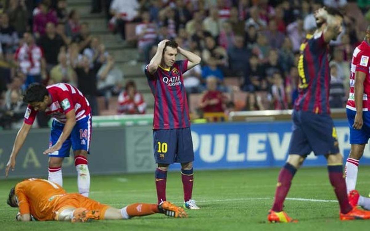 Leo Messi se lamenta por una ocasión de gol desaprovechada ante Karnezis durante el Granada CF-FC Barcelona de la Liga BBVA 2013-14
