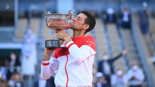 Djokovic besando su segundo Roland Garros Djokovic besando su segundo Roland Garros