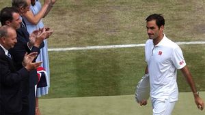 Federer abandona la central con su trofeo Federer abandona la central con su trofeo
