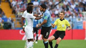 El árbitro Turpin se las tuvo con Luis Suárez El árbitro Turpin se las tuvo con Luis Suárez