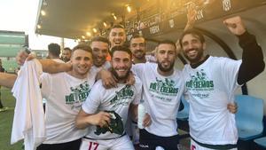 Los jugadores del Córdoba celebran el ascenso a Primera RFEF