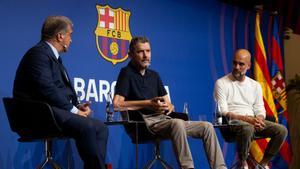 Juan Carlos Unzué, Joan Laporta y Pep Guardiola en la presentación del partido