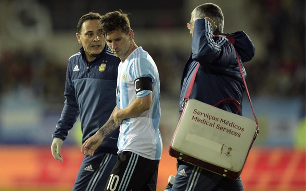 Leo Messi es atendido durante el primer partido de Argentina en la Copa América