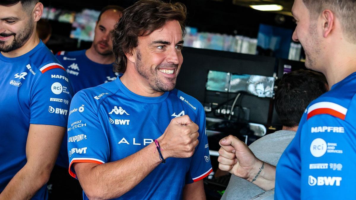 Alonso, sonriente este viernes en el box de Alpine en Bakú