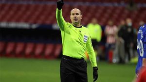 Mateu Lahoz arbitrando un partido Mateu Lahoz arbitrando un partido