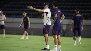 Luis Enrique, dirigiendo un entrenamiento con el PSG