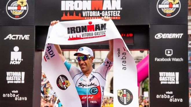 El español Eneko Llanos tras proclamarse ganador del Ironman de Vitoria en 2019 El español Eneko Llanos tras proclamarse ganador del Ironman de Vitoria en 2019