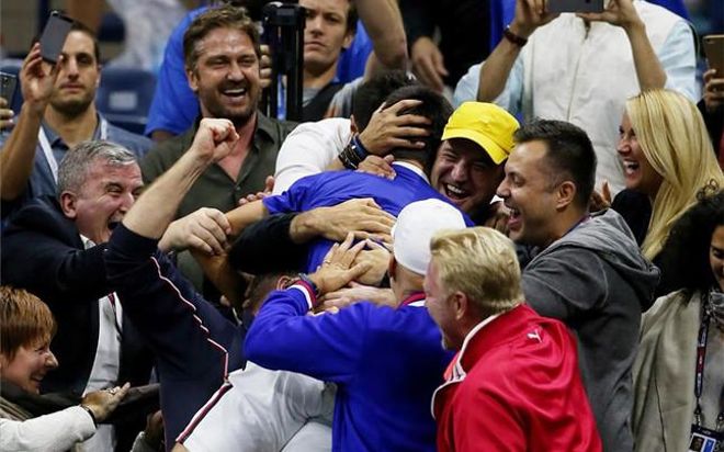 Djokovic celebrando el título de US Open 2015 con su palco Djokovic celebrando el título de US Open 2015 con su palco