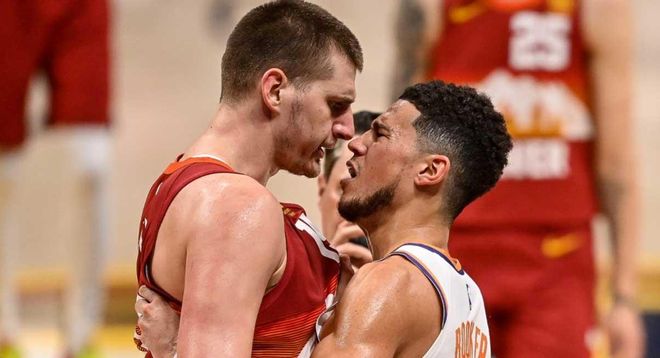 Jokic y Booker se encaran tras la falta del primero. Jokic y Booker se encaran tras la falta del primero.