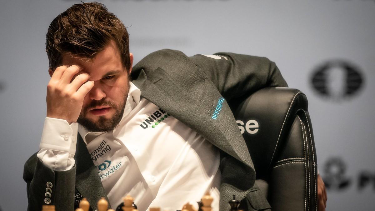Carlsen cavila la jugada en la octava partida