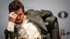Carlsen cavila la jugada en la octava partida