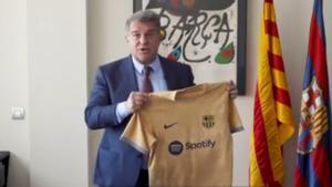 Laporta presenta la nueva camiseta del Barça inspirada en los JJOO del 1992