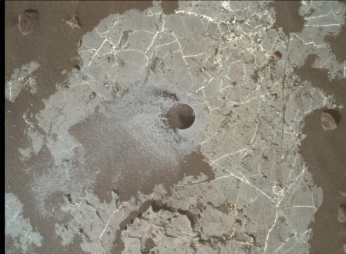 Foto: la imagen muestra el orificio de perforación Highfield realizado por el rover Curiosity mientras recolectaba una muestra en Vera Rubin Ridge, en el cráter Gale de Marte. La pólvora de perforación de este agujero estaba enriquecida con carbono-12.